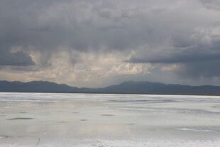 乌云笼罩下的广袤盐湖
