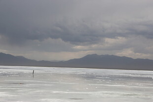 盐湖上空的阴沉风暴景象