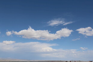 蓝天飘白云的开阔景致