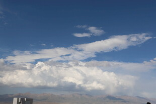 蓝天白云下的壮丽云层