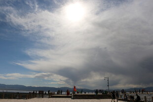 海边码头的晴朗天空