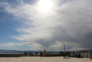 海边日光下的休闲场景