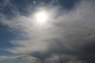 阳光穿透云层的天空景象