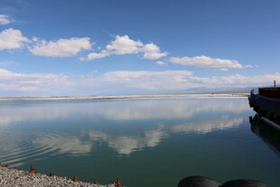 平静湖面与蓝天白云倒影