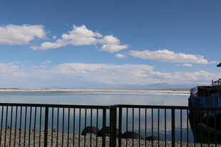 湖畔栏杆旁的蓝天美景