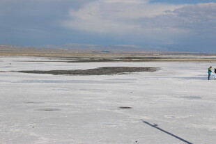 广阔盐湖上的两人身影