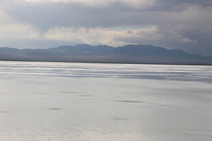 广阔湖面与远处山峦景观