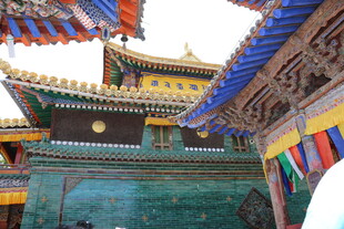 藏式建筑屋檐与多彩装饰