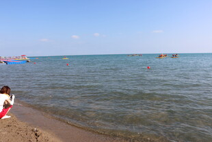 海边沙滩上的休闲时光