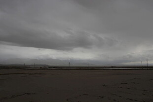 乌云笼罩下的空旷原野