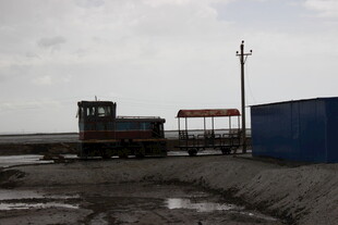 铁路旁的老式机车与设施