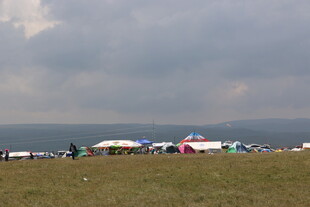 草原上的多彩帐篷露营地