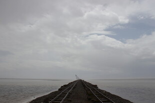 伸向远方的铁轨