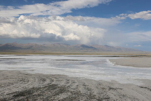 广阔盐湖与蓝天白云美景