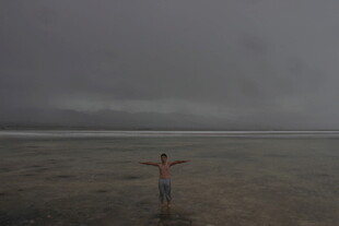 孤身于风雨海滩之人