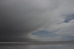 乌云笼罩下的开阔水域