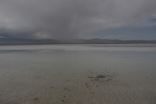 阴沉天空下的平静水域