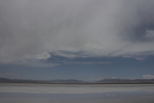 阴沉天空下的广袤平原