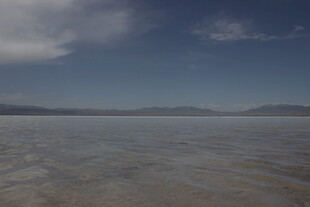 广阔盐湖与远处山峦风景
