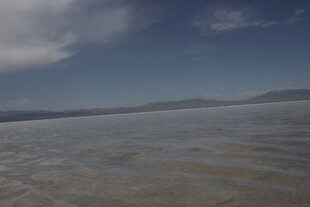 广阔水域与蓝天的自然景象