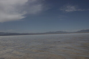 广阔水域与蓝天白云景观