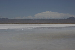 广阔盐湖与远处山峦景观
