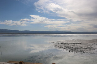 平静湖面与远处山峦美景