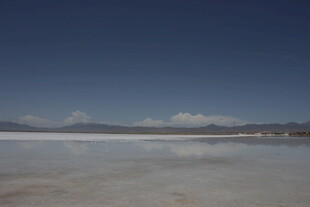 广阔盐湖与蓝天景象