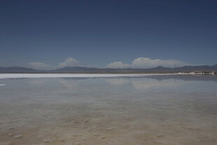 广阔盐湖 蓝天之下的宁静