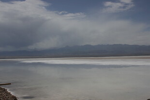 宁静湖景与远处山峦
