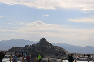 游客驻足观赏奇特山峰