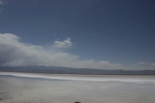 广阔盐湖与蓝天云朵景观