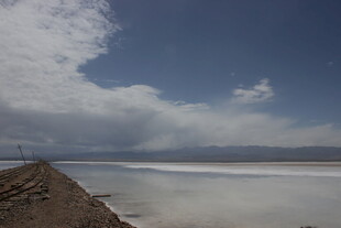 广阔盐湖与蓝天白云美景