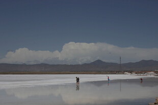 广阔盐湖上的人物与远山