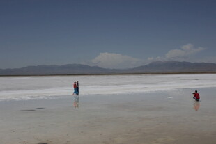 盐湖上漫步的人们