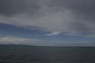 阴沉天空下的广阔海面