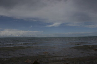 阴沉天空下的广袤水域