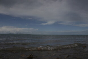 海边阴沉天空下的海浪