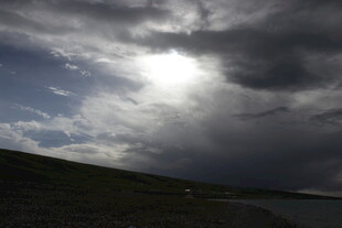 乌云蔽日下的自然风光