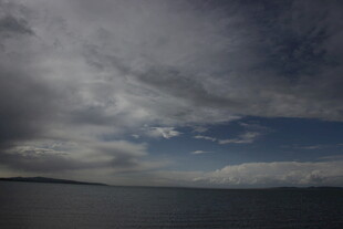 乌云笼罩下的平静海面