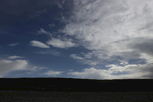 蓝天云海景观图