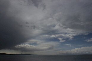 乌云笼罩下的壮阔海面