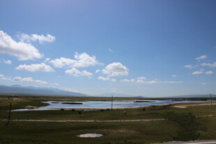 草原湖泊蓝天美景