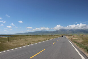 宽阔公路伸向远方