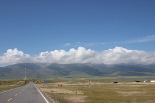 公路边的蓝天青山与白云