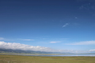 广阔草原上的蓝天与白云