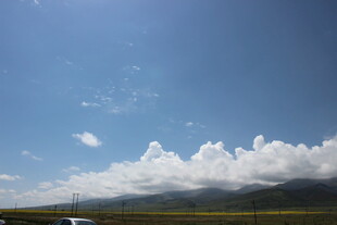 蓝天白云下的开阔风景