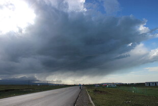 公路上的壮观乌云景象