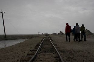 三人立于铁轨之上