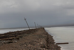 荒凉铁路旁的开阔水域